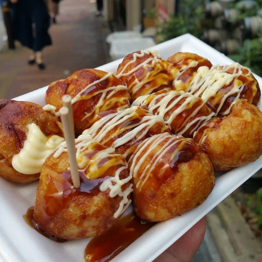 ソースとマヨネーズをかけたたこ焼き