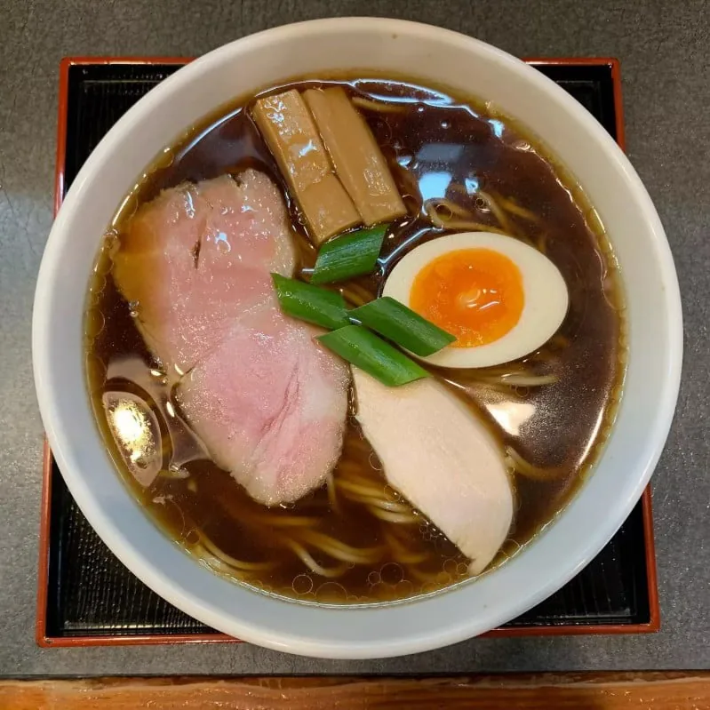 チャーシューと煮卵をのせた拉麺を真上から見たところ