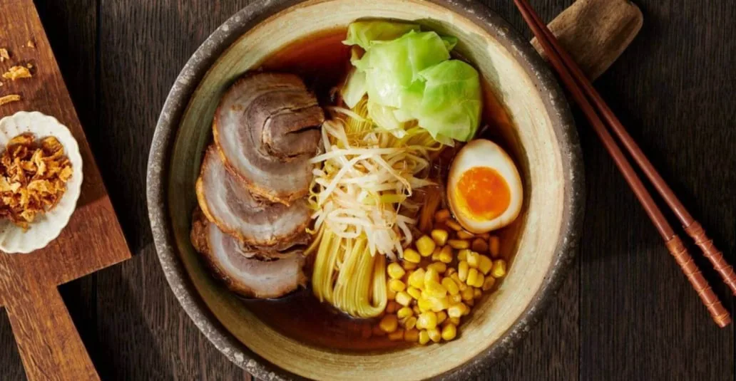 チャーシューとコーン、煮卵をのせた醤油拉麺