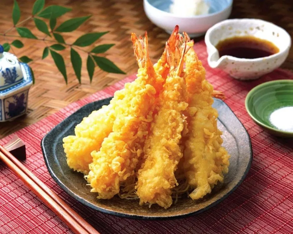 皿に盛られた海老の天ぷら