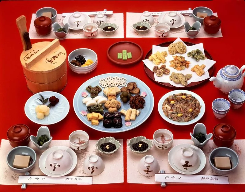 朱色の敷物に小鉢が並ぶ精進料理の膳